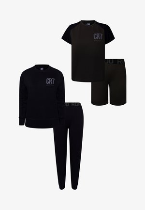 Deux ensembles de pyjama noirs CR7 : l'un avec un haut à manches longues et un pantalon, l'autre avec un haut à manches courtes et un short, tous avec des logos de marque.