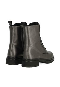 Metalické šedé kotníkové boty s texturovaným povrchem, s předním šněrováním, bočním zipem a černými gumovými podrážkami.