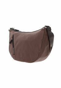 Bruine nylon schoudertas met een gebogen vorm, voorzien van een zwarte rits, een voorvak en een afneembare schouderriem voor verstelbare lengte.