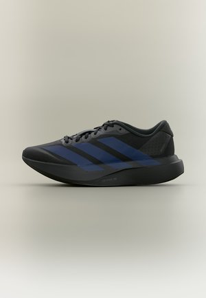 Chaussure de course athlétique noire et bleu foncé avec trois bandes bleues sur le côté et une semelle épaisse et rembourrée sur fond neutre.