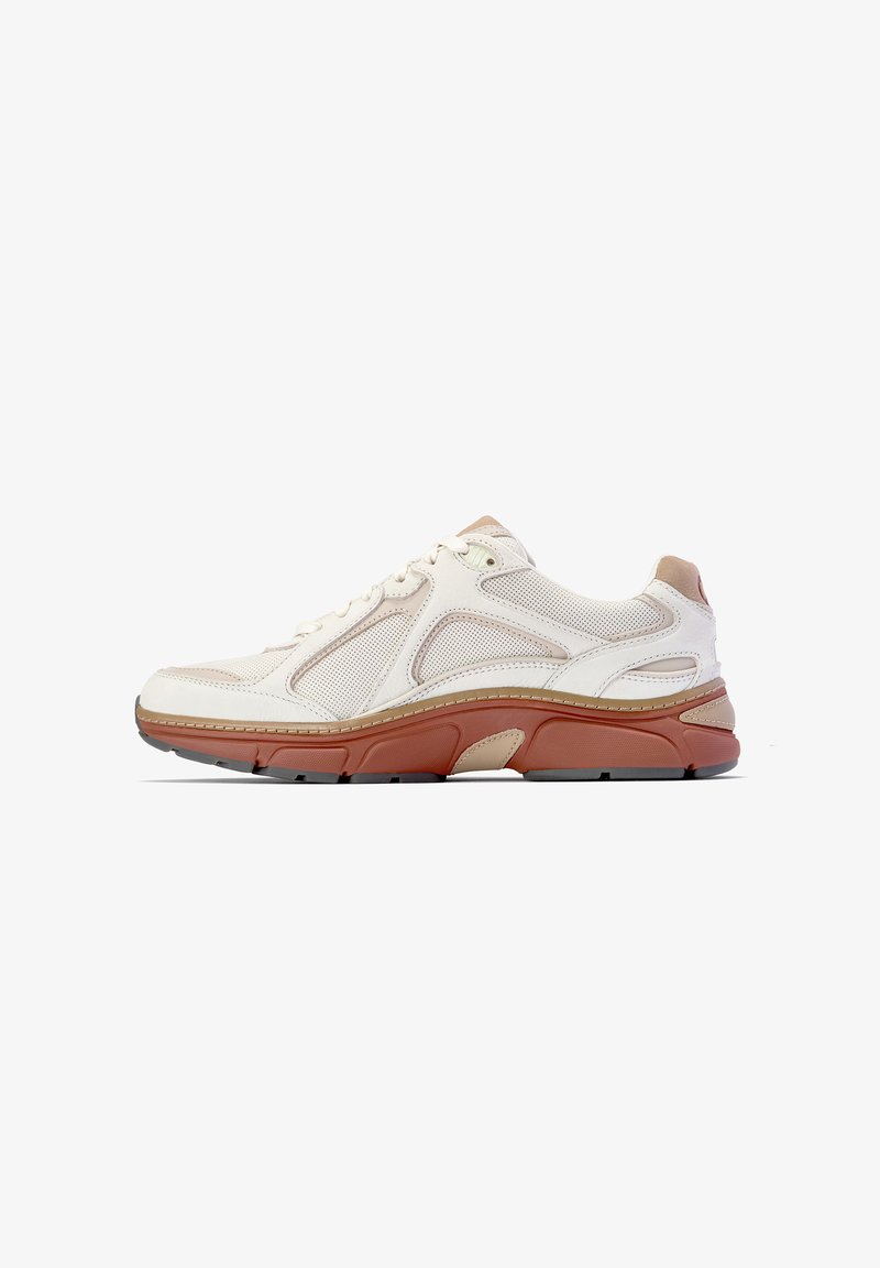 Zapatillas de hombre con parte superior de malla color crema, acentos beige, puntera y talón reforzados, entresuela volumétrica en naranja-rojo y suela blanca.