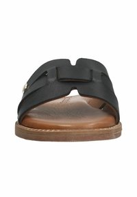 Sandale en cuir noir à enfiler avec un design de brides croisées, forme arrondie et semelle intérieure texturée marron. Accent en métal argenté sur le côté.