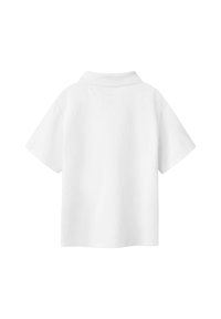 Vit kortärmad polo skjorta gjord av bomullstyg, med en klassisk krage och en enkel, ren design utan synliga logotyper eller mönster.