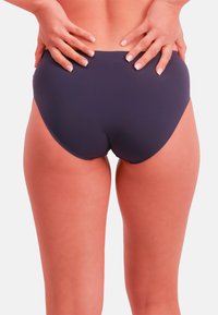 Námořnicky modré plavkové kalhotky z hladké, elastické látky. Mají vysoký pas a bezešvý design, který poskytuje plné zakrytí a pohodlí.
