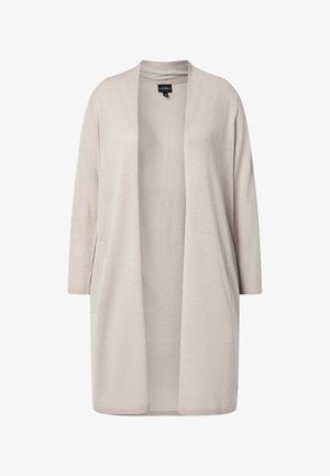 Jasnobeżowy długi kardigan z otwartym przodem, długimi rękawami i bocznymi kieszeniami na białym tle.