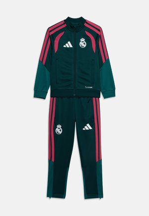 Tmavě zelená a vínová tepláková souprava Realu Madrid s bundou na zip a kalhotami, s logy Adidas a týmu na hrudi a stehně.
