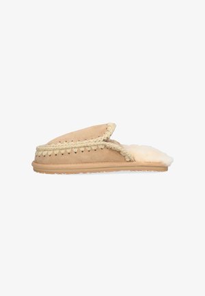Beige suède slipper met een zachte bontvoering. Heeft een gevlochten detail langs de rand en een gestructureerde rubberen zool voor grip.