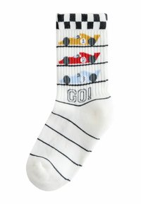 Hvid sok med sorte striber, prydet med farverige bilillustrationer og teksten "GO!". Skakternet mønster øverst tilføjer detalje.