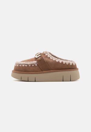 BOUNCE CLOG METAL LOGO - Sandalias planas - pink brown