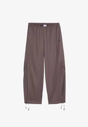 Lekkie, luźne spodnie w stonowanym kolorze mauve. Wykonane z gładkiego materiału, z elastycznym pasem i ściągaczami na nogawkach dla regulowanego dopasowania.