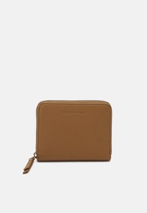 Hellbraune Leder-Reißverschluss-Geldbörse mit strukturiertem Finish, ausgestattet mit einem kleinen Ziehband und geprägtem Logo auf der Vorderseite, rechteckige Form.