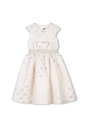 Robe blanche avec une jupe évasée, ornée de motifs rectangulaires en feuille d'or, d'une taille froncée et de manches courtes en forme de cap.