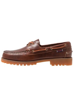 Brauner Leder-Bootsschuh mit Schnürdetails, Mokassin-Zehennähte, Gummiprofilsohle und einem Sebago Markenetikett an der Seite.