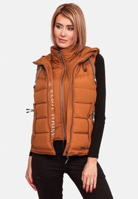 pruun puffer vest kõrge kaelusega, lukuga ja küljetaskutega; esiküljel on valge tekst "ANIMAL LOVER".