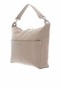 Sac à main en cuir beige clair avec une finition texturée, doté d'une sangle d'épaule courte et de ferrures argentées, y compris une poche avant.