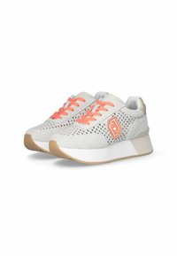 Pantofi sport gri deschis cu superior din plasă, șireți portocalii și o talpă texturată. Au un toc evidențiat și detalii cu logo pe lateral.