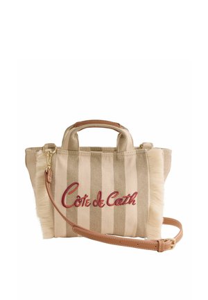 Plátená kabelka v béžovej a krémovej farbe s pásikmi, strapcami na bokoch, krátkymi rukoväťami, odnímateľným hnedým koženým ramenným popruhom a vyšívaným nápisom "Côte de Cath" vpredu.