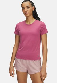 Sportliches T-Shirt mit kurzen Ärmeln in Hellpink mit strukturierter Oberfläche, ausgestattet mit einem Rundhalsausschnitt und dezentem Logo-Detail am Saum.