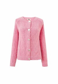 Cardigan rose en tricot fabriqué à partir d'un fil texturé, doté d'un col rond, de manches longues et de six boutons argentés brillants à l'avant.