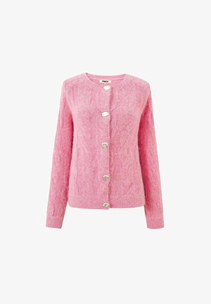 Roze gebreid vest gemaakt van gestructureerd garen, met een ronde halslijn, lange mouwen en zes glanzende zilveren knopen aan de voorkant.