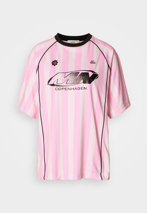Rosa og hvit stripete kortermet jersey med svarte detaljer, med en blank svart logo som leser "COPENHAGEN" og et blomsteremblem.