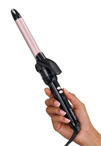 Ręka trzymająca czarną i różowo-złotą lokówkę BaByliss z zaciskiem i przyciskami sterującymi na białym tle.