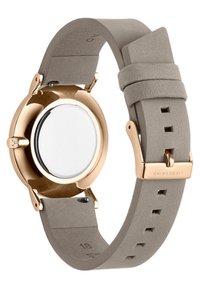 Damentime mit einem runden Gehäk, goldfarbener Lünette, grauem Lederarmband und silbernem Zifferblatt. Verfügt über eine metallene Schnalle und verstellbare Löcher am Armband.