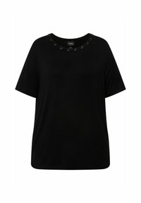 Camiseta negra hecha de tela suave, con cuello redondo y ojales plateados, y mangas cortas. Diseño simple y ajustado.