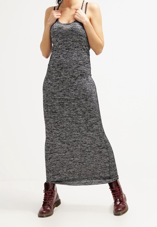 Šedý melírovaný maxi šaty s přiléhavým korzetem, tenkými ramínky a bočními rozparky, doplněné burgundskými šněrovacími botami. Měkká, texturovaná tkanina.