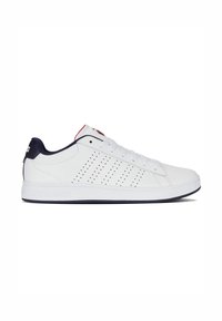 Weißer Sneaker mit perforiertem Design, flachen Schnürsenkeln und einem kontrastierenden blauen Rücken. Strukturiertes Gummisohle und "K-Swiss"-Logo an der Seite.