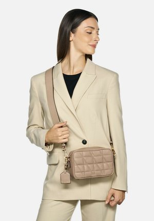 Borsa a tracolla beige realizzata in pelle trapuntata con forma rettangolare, caratterizzata da un accento in metallo dorato e un'etichetta removibile.