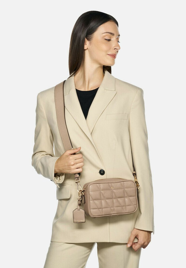 Borsa a tracolla beige realizzata in pelle trapuntata con forma rettangolare, caratterizzata da un accento in metallo dorato e un'etichetta removibile.
