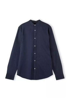 Granatowa koszula z długim rękawem, wykonana z materiału o gładkiej fakturze, z kołnierzykiem stójkowym, z przodem zapinanym na guziki i luźnym krojem z bocznymi rozporkami.