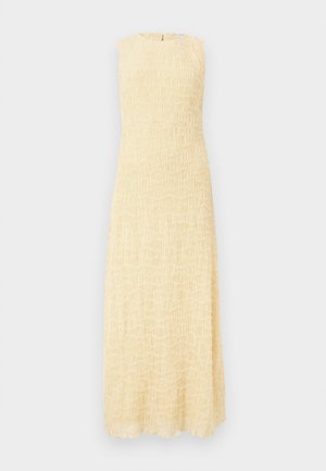 Αμάνικο, μακρύ φόρεμα ανοιχτού κίτρινου χρώματος με υφή κυματιστού υφάσματος και στρογγυλή λαιμόκοψη, εκτεθειμένο σε απλό φόντο.