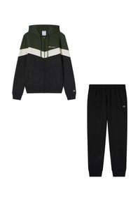Felpa con cappuccio grigia scura, verde e bianca, con tasche laterali. Abbinata a pantaloni della tuta neri con vita elasticizzata.