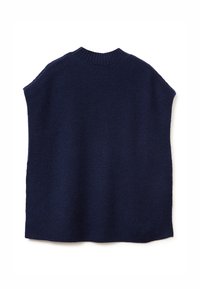 Tmavě modrý pletený pončo s vysokým límcem, s žebrovanou texturou na ramenou a bocích, navržené pro volnější střih.