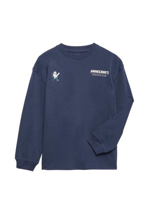 Granatowa koszula z długim rękawem z logo Minecraft Athletic Club na piersi oraz małą pikselową grafiką postaci Minecrafta w górnej lewej części.