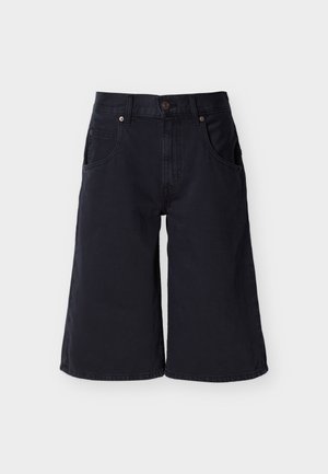 Svarte, vide shorts til knelengde med frontlommer, beltehemper og knappelukking på en ensfarget bakgrunn.