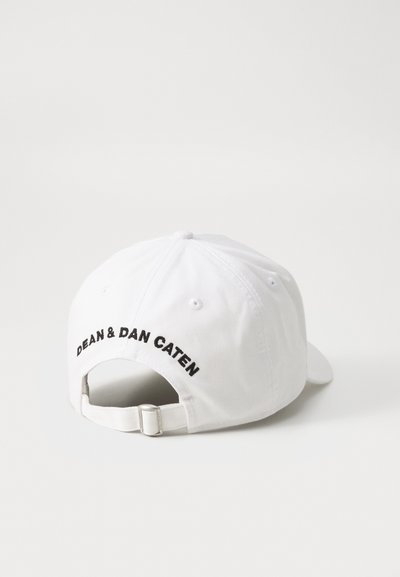 Cappellino da baseball in cotone bianco con cinturino regolabile, caratterizzato da testo ricamato nero "DEAN & DAN CATEN" sul retro.