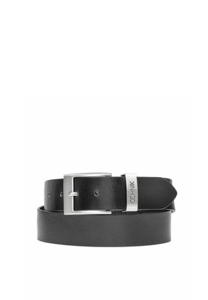 Czarny skórzany pasek z srebrną, prostokątną klamrą i metalową pętlą z wygrawerowaną nazwą marki "OCHNIK", zwinięty na białym tle.