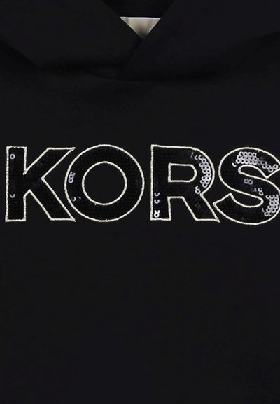 Felpa nera con cappuccio caratterizzata dalla parola "KORS" in lettere bold di paillettes, circondata da cuciture bianche. Il tessuto sembra morbido con una texture liscia.