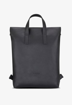 Sort læderrygsæk med en struktureret overflade, to topgreb og justerbare stropper. Minimalistisk design uden synlige mønstre eller udsmykninger.