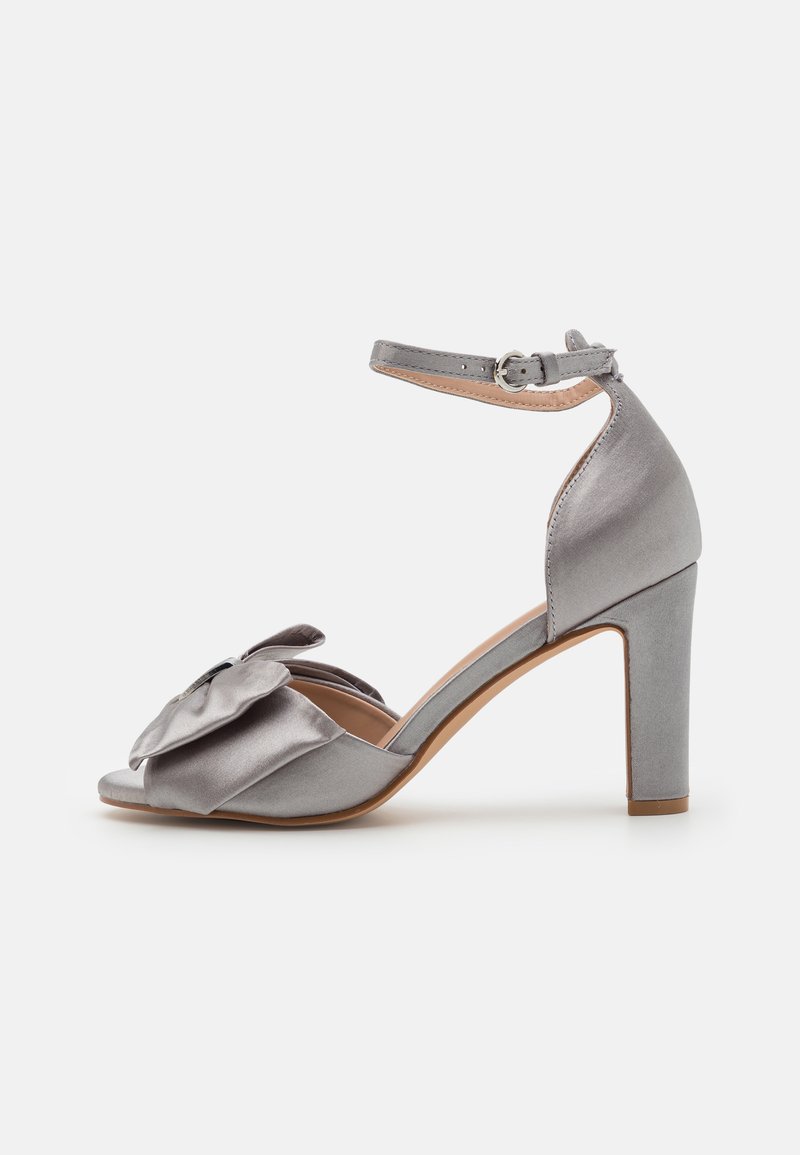 Graue Satin High Heels Sandale mit offenem Zehenbereich, ausgestattet mit einer Schleifendetail an der Vorderseite, einem Knöchelriemen mit Schnalle und einer strukturierten Oberfläche.