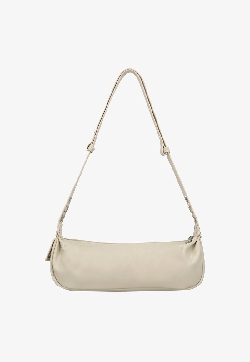 Bolso de hombro de cuero beige claro con una correa larga, forma redondeada, textura suave y detalles decorativos de herrajes a lo largo de la correa.