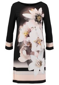 Czarna sukienka z rękawami o długości 3/4, zdobiona kwiatowym wzorem w miękkich odcieniach różu i bieli oraz poziomymi paskami na dole i rękawach.