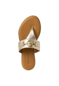 Gyllene metalliska flip-flopsandaler med en slät, glänsande ovandel, platt brun sula och cirkulär dekorativ detalj på remmen.