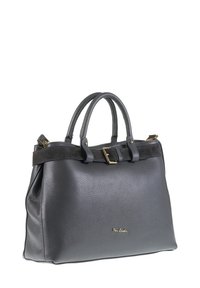Grijs lederen handtas met dubbele handvatten, decoratieve gespband nabij de bovenkant en klein gouden logo aan de voorkant.
