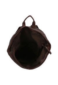 Smeđi kožni ruksak sa zaobljenim oblikom. Glavni odjeljak sa zatvaračem ima glatku unutarnju oblogu i bočnu džep. Uključena je i gornja ručka.