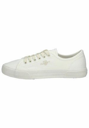 Sneaker bianca in tela con punta arrotondata, chiusura con lacci e suola in gomma testurizzata. Presenta un sottile dettaglio del logo sul lato.