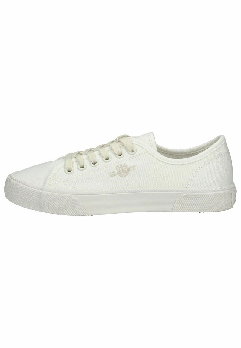 Sneaker bianca in tela con punta arrotondata, chiusura con lacci e suola in gomma testurizzata. Presenta un sottile dettaglio del logo sul lato.